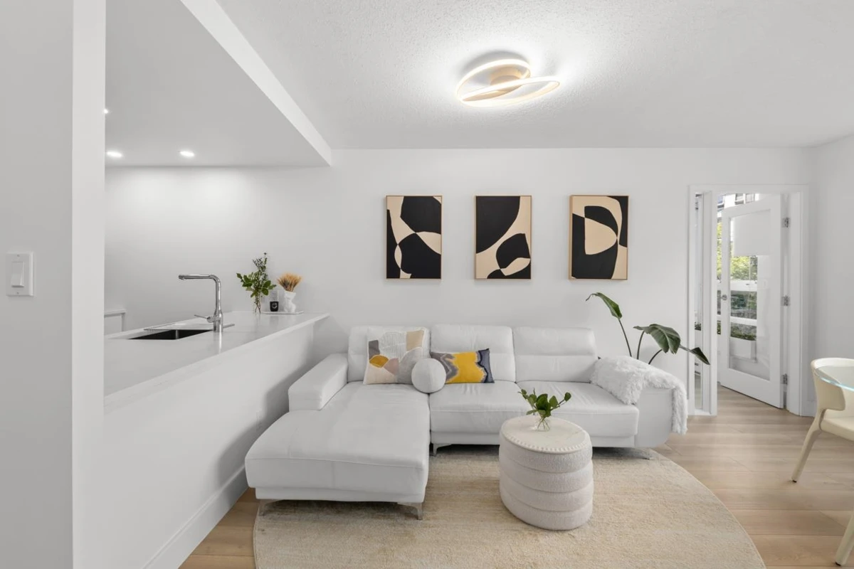 Living Room Photo of 607 939 Expo Boulevard, Vancouver, BC