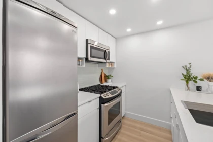 Kitchen Island Photo of 607 939 Expo Boulevard, Vancouver, BC