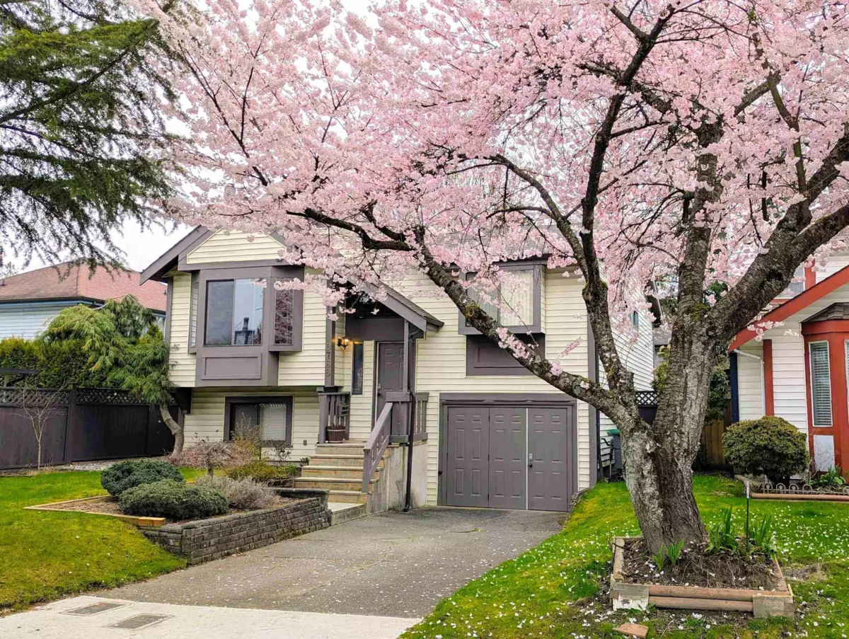 Living Room Photo of 9768 151a Street, Surrey, BC