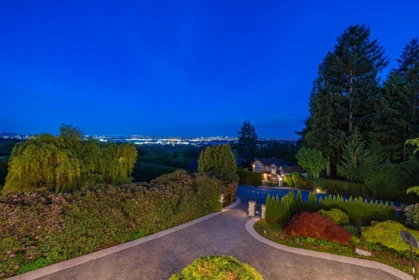 Garden / Landscaping Photo of 761 Eyremount Drive, West Vancouver, BC