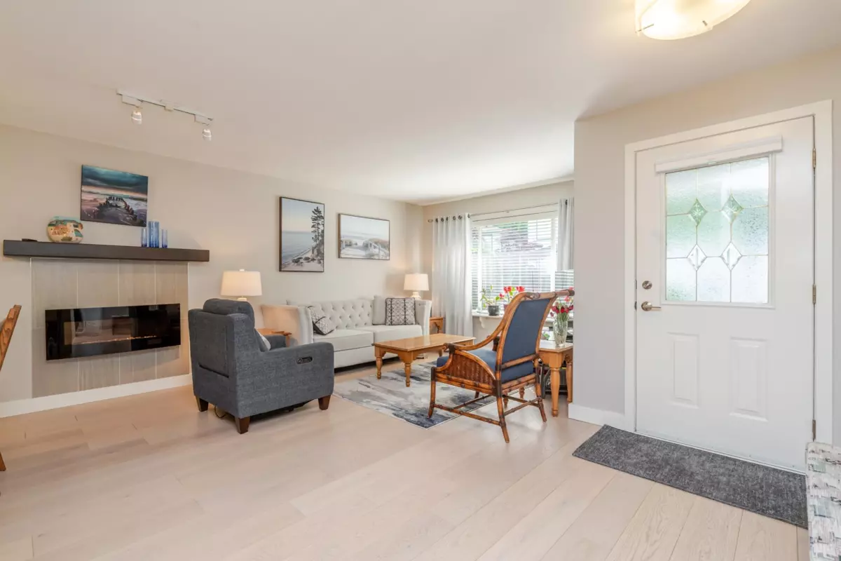 Living Room Photo of 64 34250 Hazelwood Avenue, Abbotsford, BC