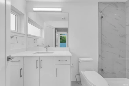 Primary Bathroom Photo of 310 6338 King George Boulevard, Surrey, BC