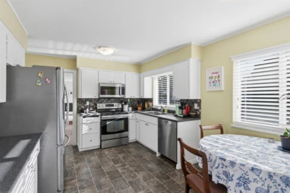 Kitchen Island Photo of 9442 212b Street, Langley, BC