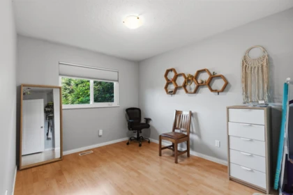 Powder Room Photo of 9442 212b Street, Langley, BC