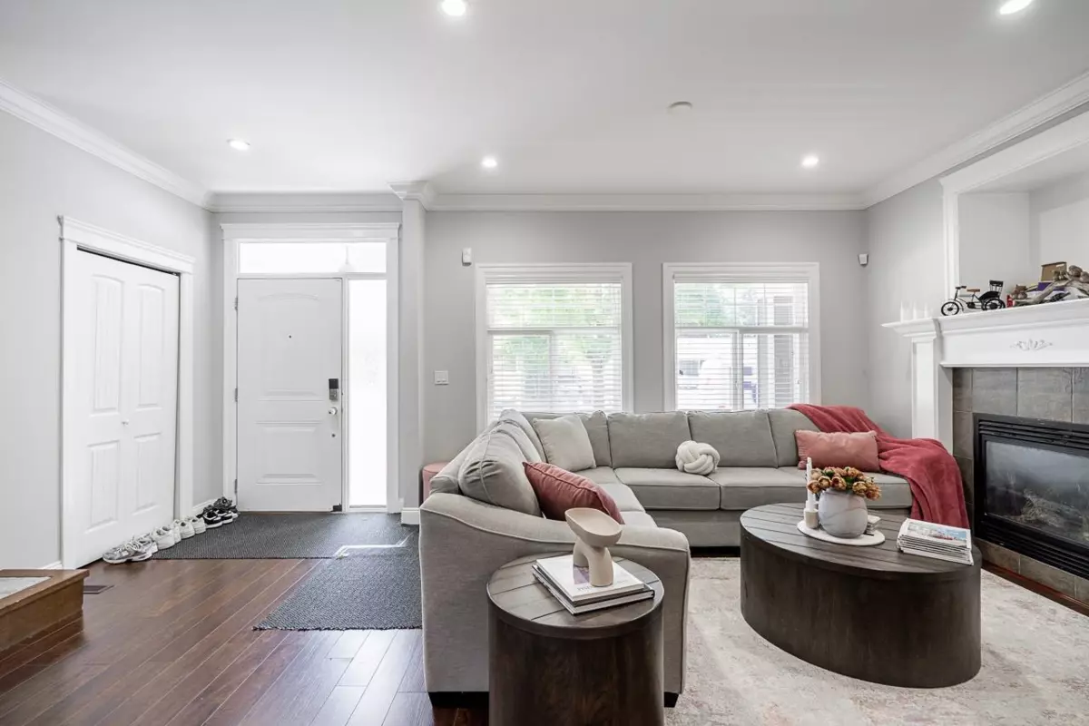 Living Room Photo of 14581 60 Avenue, Surrey, BC