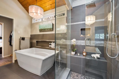 Guest Bathroom Photo of 2490 Hyatt Place, Abbotsford, BC