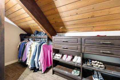 Walk-In Closet Photo of 2490 Hyatt Place, Abbotsford, BC