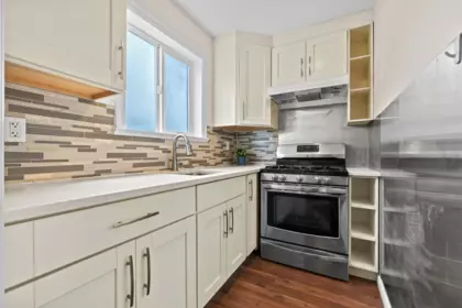 Kitchen Island Photo of 15488 108a Avenue, Surrey, BC