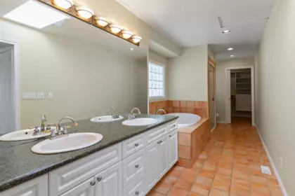 Primary Bathroom Photo of 186 E Braemar Road, Vancouver, BC