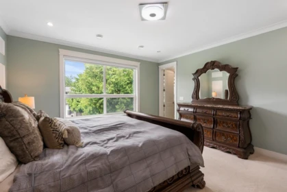Entry Foyer Photo of 1580 Chestnut Street, Surrey, BC