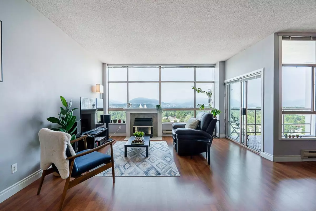 Living Room Photo of 2001 14881 103a Avenue, Surrey, BC