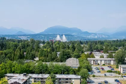 Hot Tub / Spa Photo of 2001 14881 103a Avenue, Surrey, BC