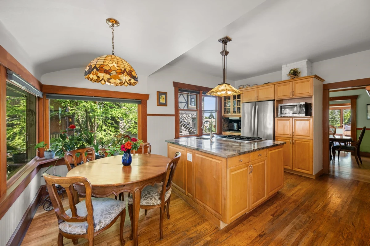 Family Room Photo of 207 Eighth Street, New Westminster, BC