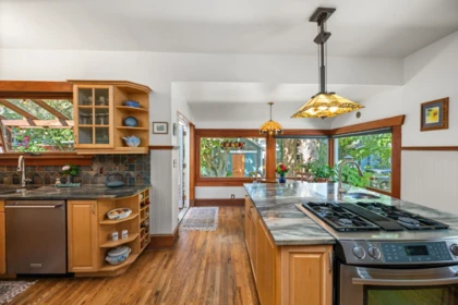 Kitchen Photo of 207 Eighth Street, New Westminster, BC