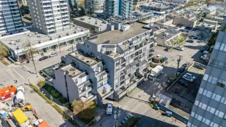 Backyard Photo of 201 1270 Robson Street, Vancouver, BC