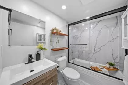 Mudroom Photo of 201 1270 Robson Street, Vancouver, BC