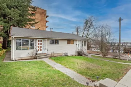 7380 James Street, Mission, BC, Mission — Duplex for sale