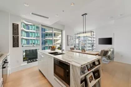 Kitchen Island Photo of 1504 1500 Martin Street, White Rock, BC