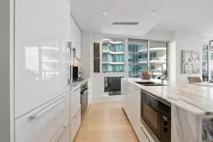Kitchen Photo of 1504 1500 Martin Street, White Rock, BC