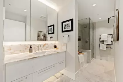 Powder Room Photo of 1504 1500 Martin Street, White Rock, BC