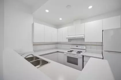 Kitchen Island Photo of 1110 989 Nelson Street, Vancouver, BC