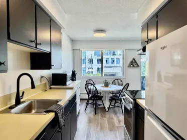 Kitchen Island Photo of 202 1345 Chesterfield Avenue, North Vancouver, BC