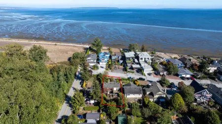 Family Room Photo of 1741 Beach Grove Road, Delta, BC