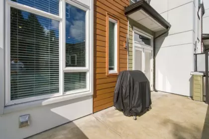 Garden / Landscaping Photo of 4682 Capilano Road, North Vancouver, BC