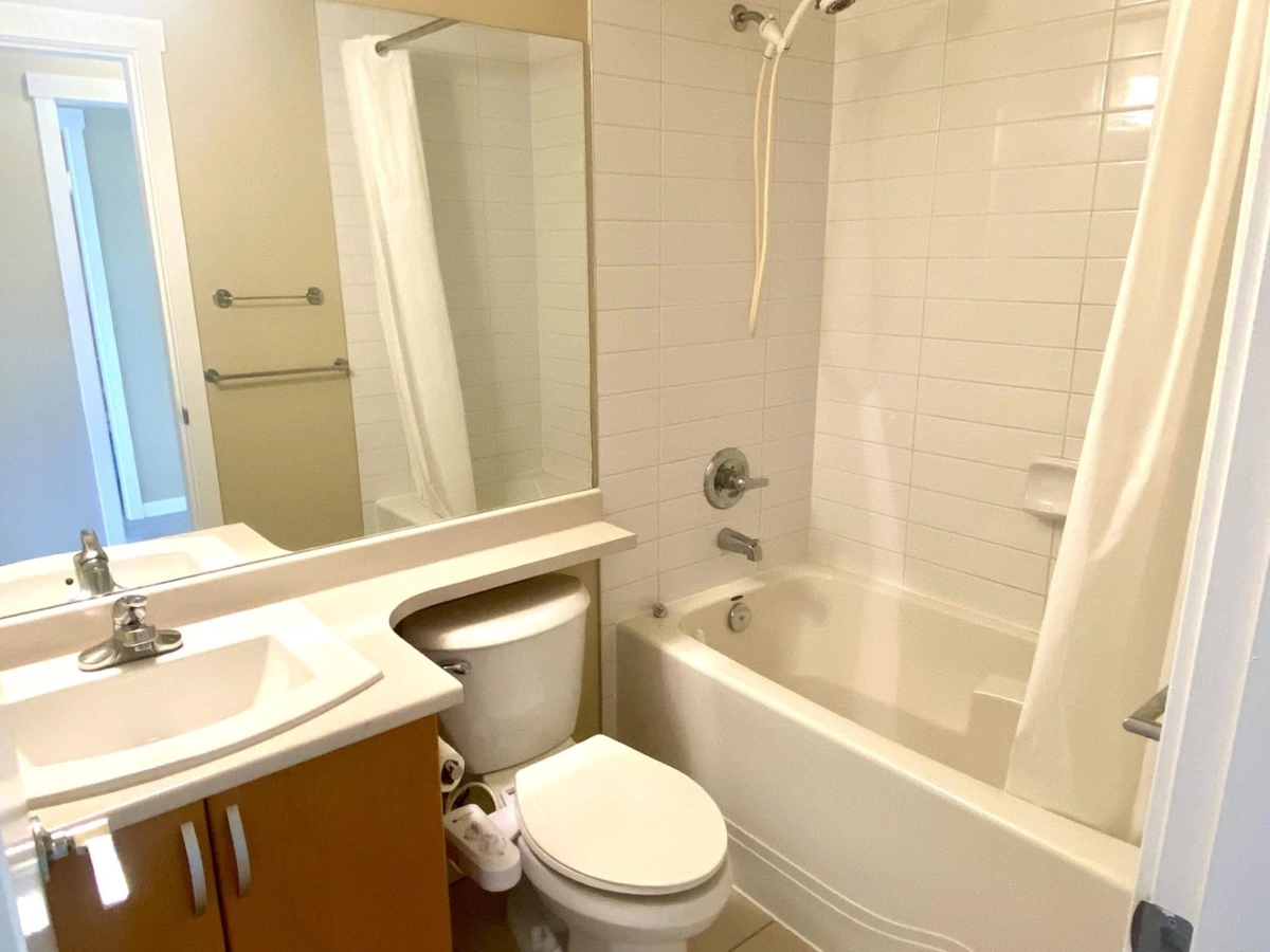 Entry Foyer Photo of 417 13733 107a Avenue, Surrey, BC