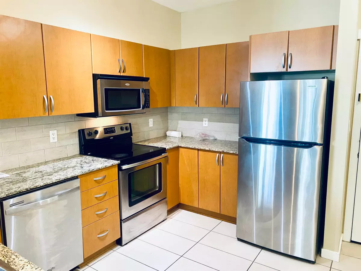 Kitchen Island Photo of 417 13733 107a Avenue, Surrey, BC