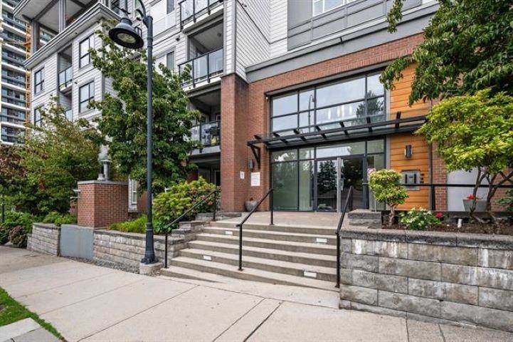 Living Room Photo of 417 13733 107a Avenue, Surrey, BC