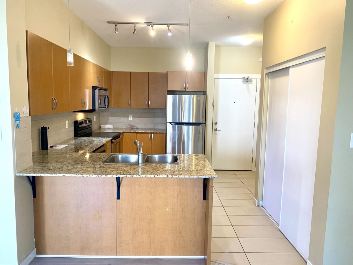 Primary Bathroom Photo of 417 13733 107a Avenue, Surrey, BC