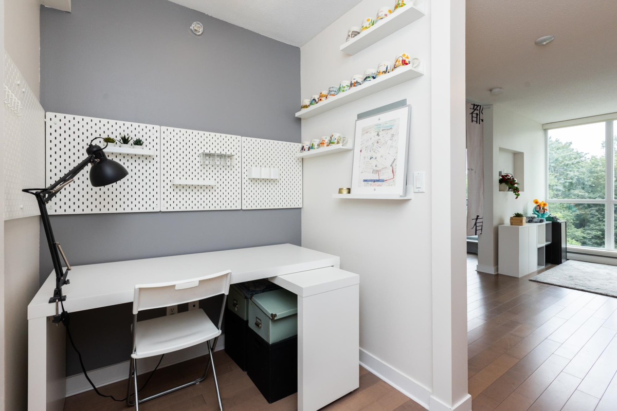 Kitchen Island Photo of 507 10777 University Drive, Surrey, BC