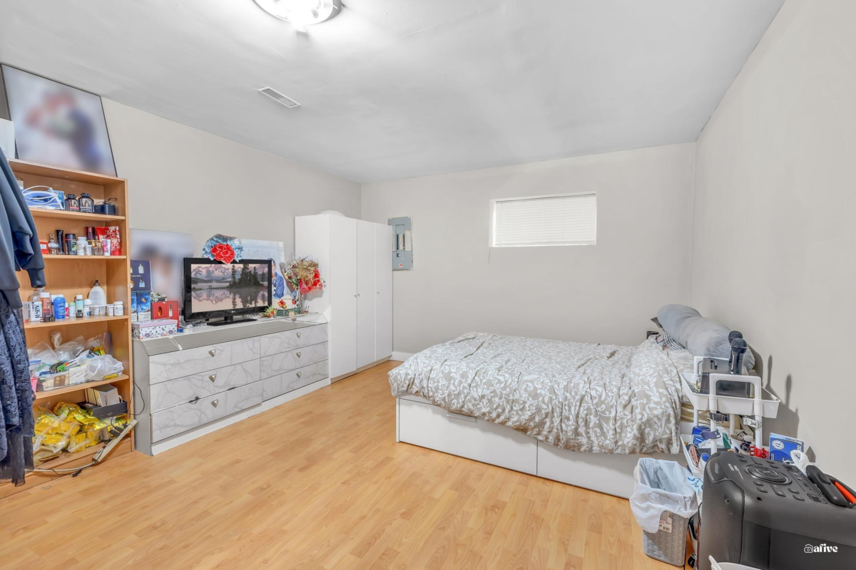 Front Yard Photo of 5796 168 Street, Surrey, BC