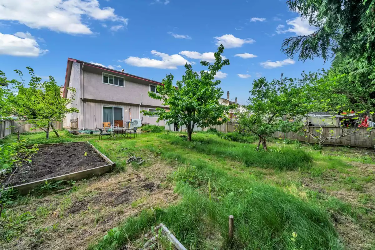 Walk-In Closet Photo of 4631 Dallyn Road, Richmond, BC