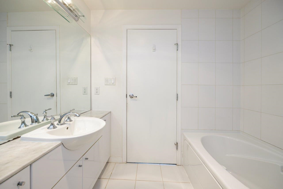 Backyard Photo of 2107 188 E Esplanade, North Vancouver, BC