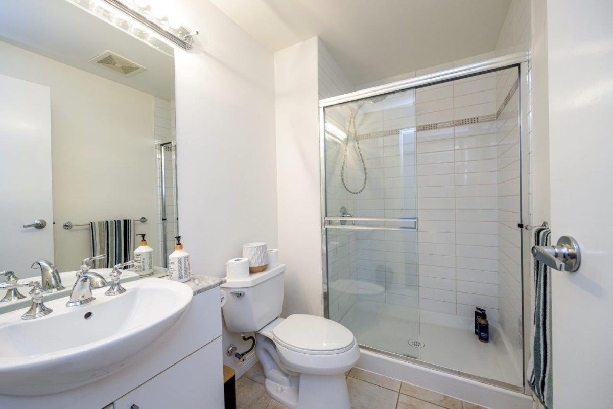 Hot Tub / Spa Photo of 2107 188 E Esplanade, North Vancouver, BC