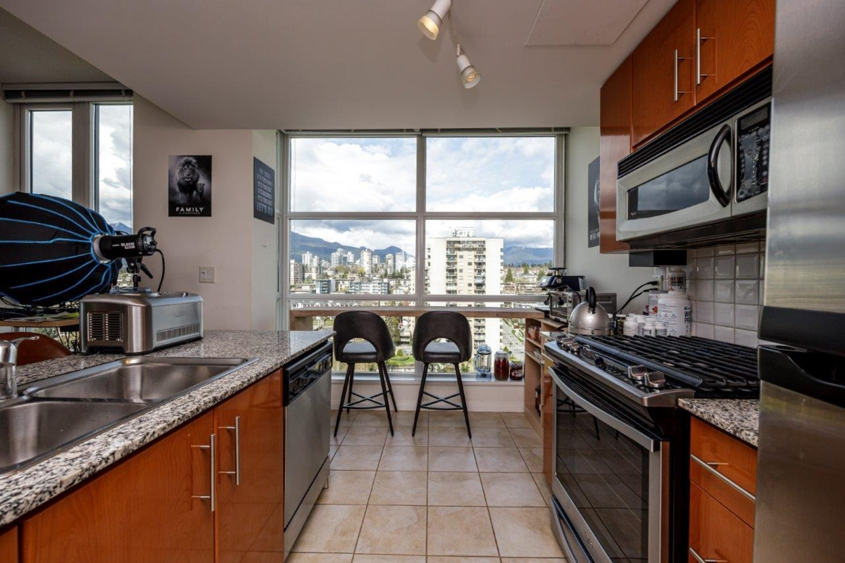 Kitchen Island Photo of 2107 188 E Esplanade, North Vancouver, BC