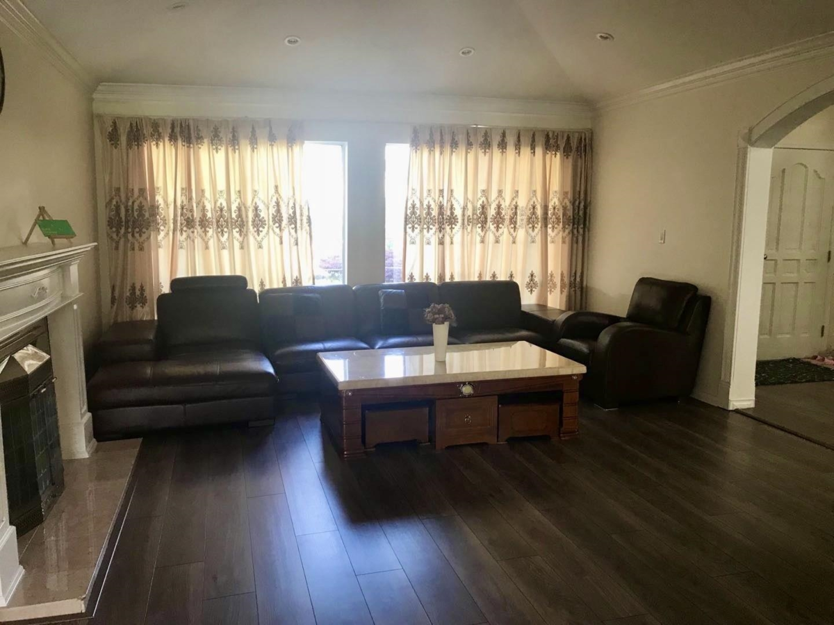 Kitchen Island Photo of 5553 Hankin Drive, Richmond, BC
