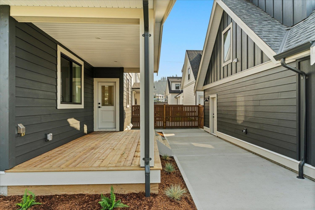 Front Yard Photo of 205 46211 Promontory Road, Chilliwack, BC