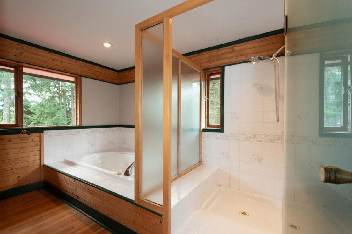 Basement Recreation Room Photo of 1261 Eagle's Nest Road, Bowen Island, BC