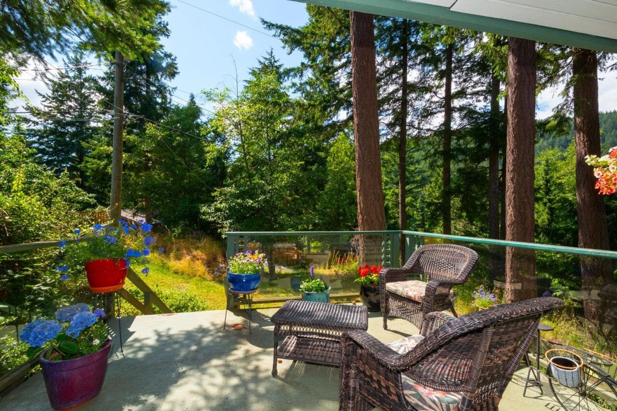 Breakfast Nook Photo of 1261 Eagle's Nest Road, Bowen Island, BC