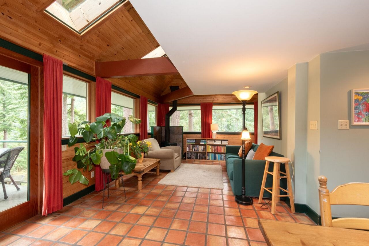 Dining Area Photo of 1261 Eagle's Nest Road, Bowen Island, BC