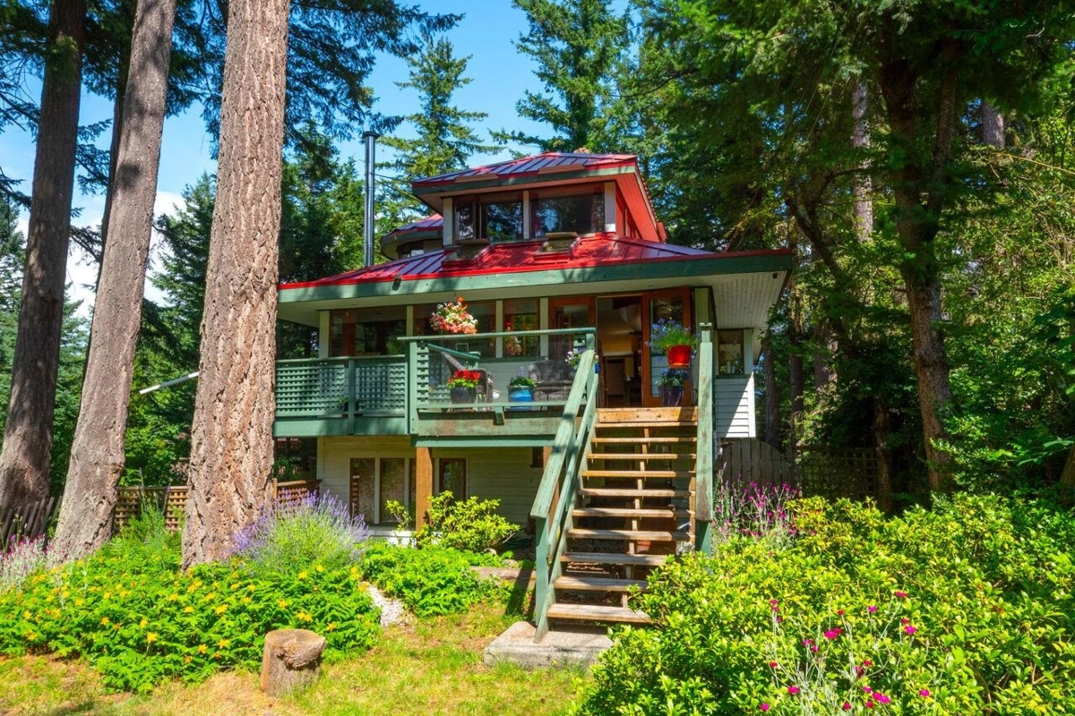 Exterior Front Photo of 1261 Eagle's Nest Road, Bowen Island, BC