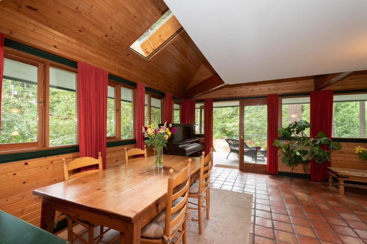 Family Room Photo of 1261 Eagle's Nest Road, Bowen Island, BC