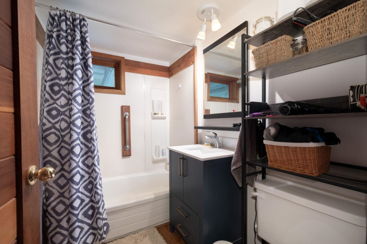 Front Yard Photo of 1261 Eagle's Nest Road, Bowen Island, BC