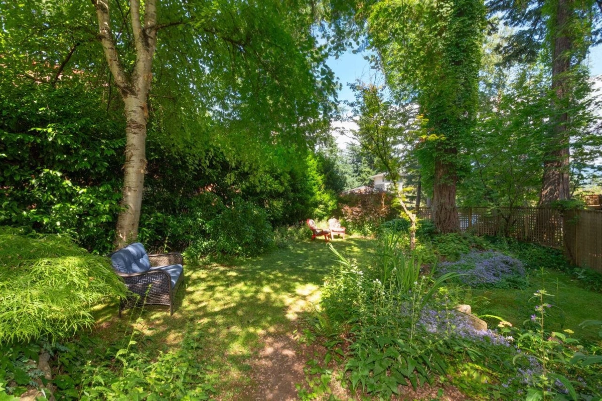 Garden / Landscaping Photo of 1261 Eagle's Nest Road, Bowen Island, BC