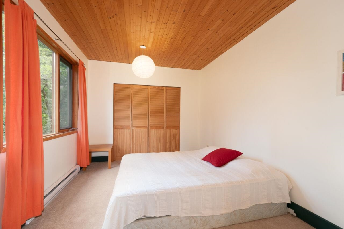 Guest Bathroom Photo of 1261 Eagle's Nest Road, Bowen Island, BC