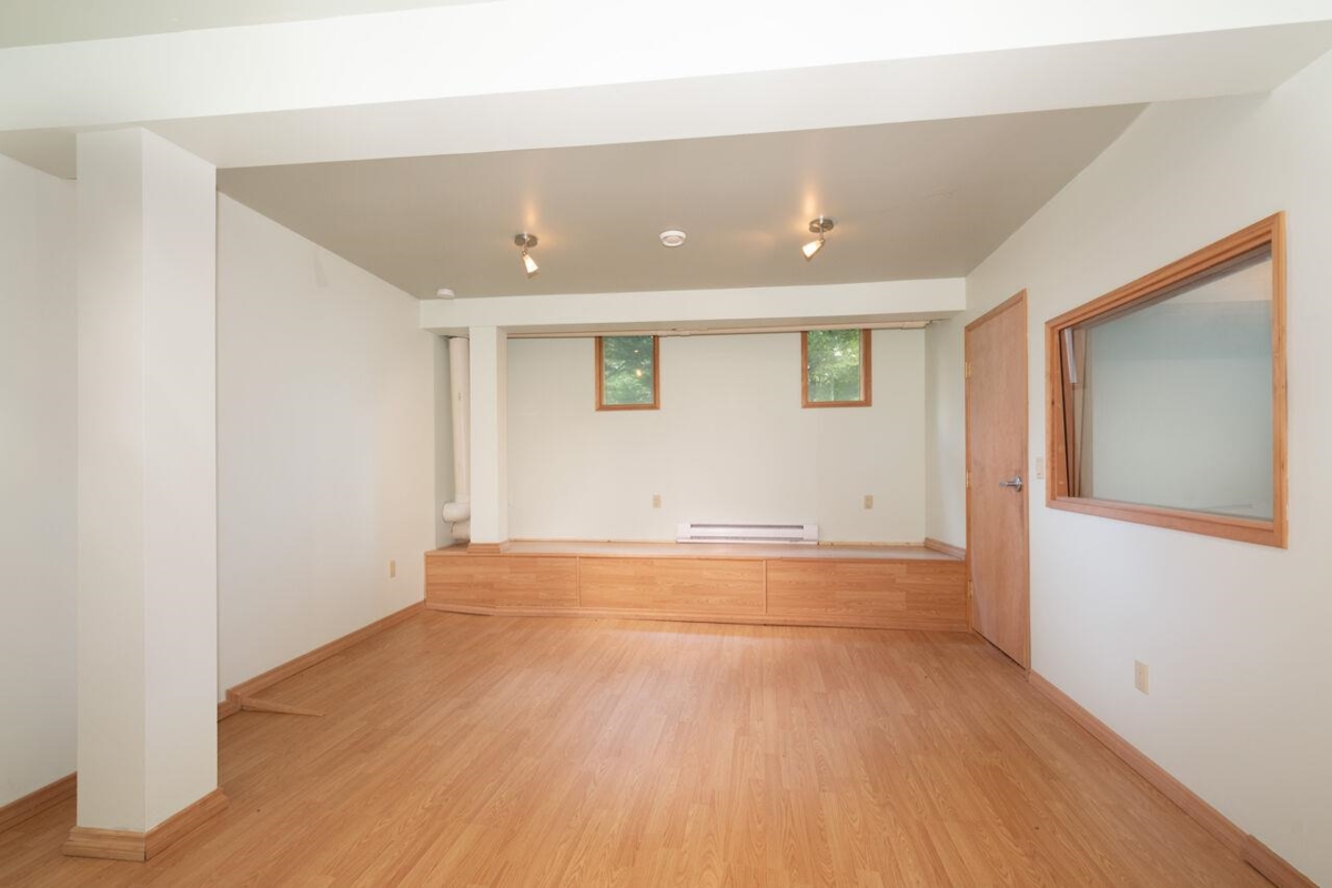 Hallway Photo of 1261 Eagle's Nest Road, Bowen Island, BC