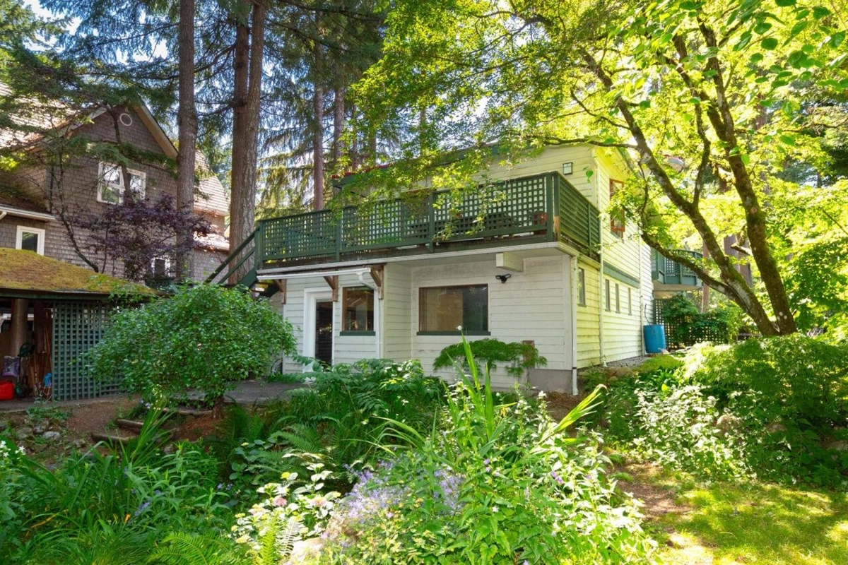 Hot Tub / Spa Photo of 1261 Eagle's Nest Road, Bowen Island, BC